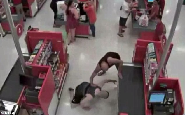 Thấy kẻ biến thái chụp ảnh con gái, ông bố cho hắn ta bài học nhớ đời