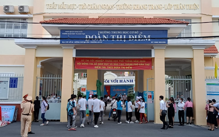 Thí sinh có mặt tại điểm thi từ sớm chuẩn bị cho môn thi đầu tiên của kỳ thi tốt nghiệp THPT 2020