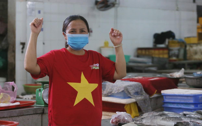 Tiểu thương đồng loạt mặc áo cờ đỏ sao vàng, phía sau in dòng chữ 'Đà Nẵng ơi cố lên'