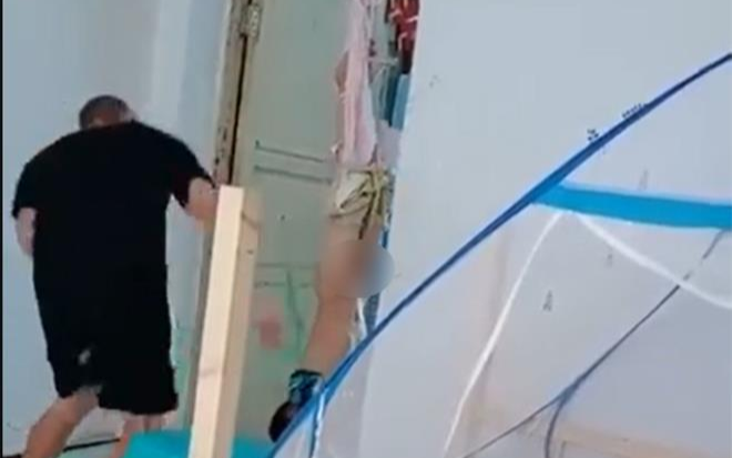 Phẫn nộ clip người đàn ông treo ngược bé trai lên cửa rồi đánh đập dã man