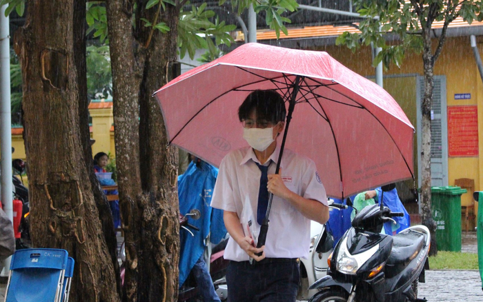Phụ huynh và thí sinh Cần Thơ 'đội mưa' đến điểm thi trong ngày cuối cùng kỳ thi tốt nghiệp THPT 2020