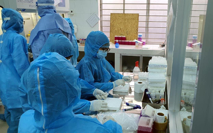 Bên trong khu vực 'đầu não' - nơi hàng chục nhân viên truy tìm virus SARS-CoV-2 tại Đà Nẵng
