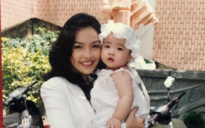 Khoảnh khắc đẹp hiếm hoi của Hiền Thục bên con gái nhỏ khi làm mẹ đơn thân năm 21 tuổi