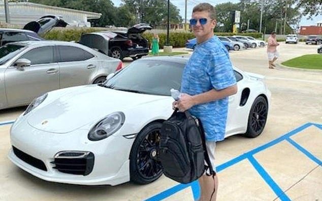 Mua trót lọt chiếc siêu xe Porsche bằng tấm séc giả tự in