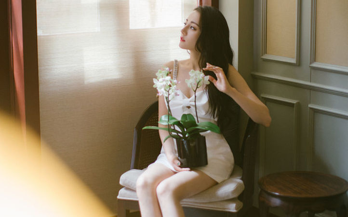 Địch Lệ Nhiệt Ba diện váy ngắn cũn cỡn chụp ảnh kiểu Hong Kong