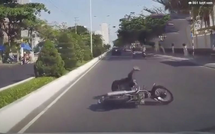 Clip: Định thể hiện trước đầu ô tô, nam thanh niên nhận cái kết bẽ bàng