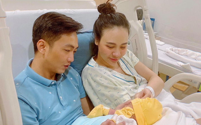 Đàm Thu Trang lộ diện sau 1 ngày sinh con đầu lòng, khoe ảnh chồng chăm con cực khéo khiến ai cũng ghen tị