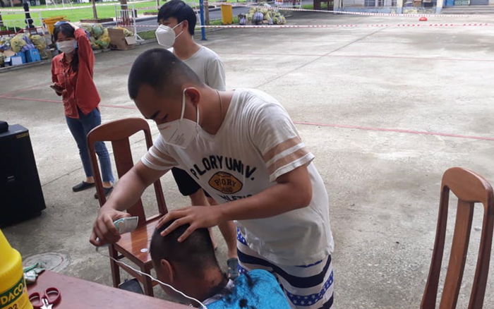 'Tiệm cắt tóc' dã chiến trong khu cách ly: Ai cũng rưng rưng xúc động vì điều này!