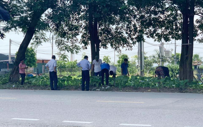 Cả hội phụ huynh lom khom bên vệ đường như đang tìm kiếm vật gì đánh rơi, đến khi biết lí do nhiều người phải 'té ngửa'