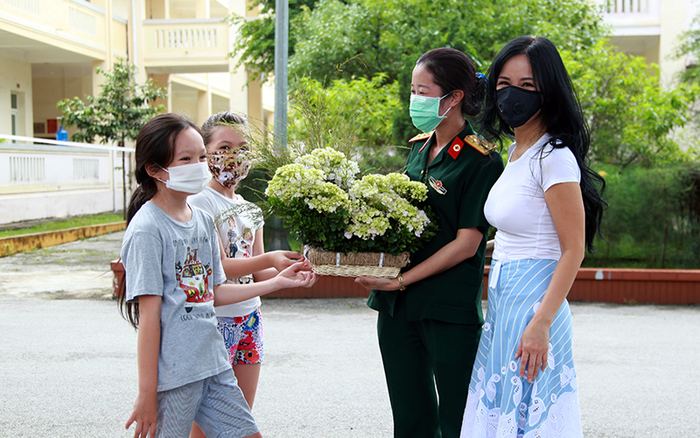 Ba mẹ con Hồng Nhung hoàn thành cách ly tập trung sau khi trở về từ Mỹ