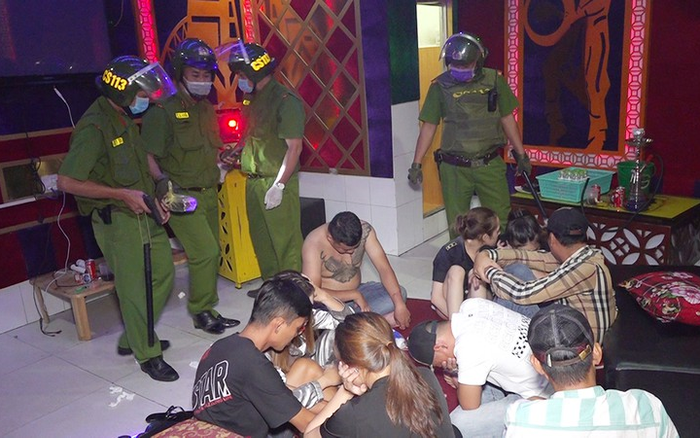 Quản lý, nhân viên của quán karaoke cùng khách 'mở tiệc' ma túy