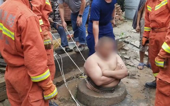 Giải cứu người đàn ông nặng 125kg mắc kẹt ở miệng giếng cạn
