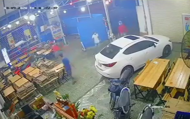 Nhóm thanh niên cầm hung khí đập phá, hành hung nhân viên quán nhậu ở Sài Gòn