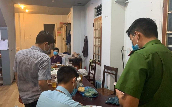 Đang thực hiện cách ly xã hội toàn thành phố phòng COVID-19, nhóm nhân viên vẫn tổ chức ăn nhậu bên trong trụ sở công ty