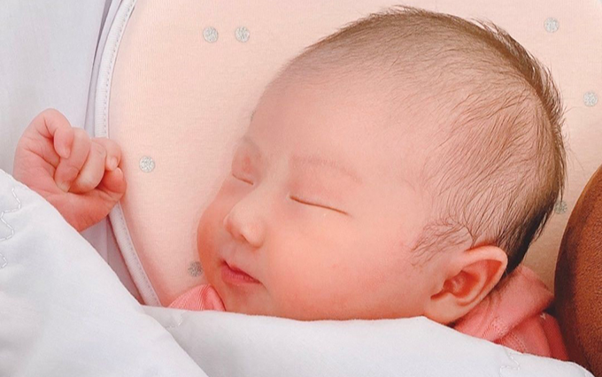 Dân mạng trầm trồ trước vẻ đáng yêu của con gái Văn Đức, đặc biệt là chiếc mũi 'cực phẩm'