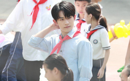 Dịch Dương Thiên Tỉ quay về những tháng năm học sinh, vẻ mặt ngại ngùng khi được tỏ tình gây chú ý