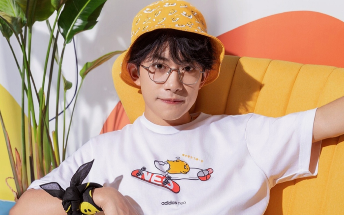 Dịch Dương Thiên Tỉ khiến fan vỡ òa với hình ảnh mới nhất như một cậu học sinh