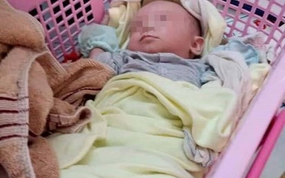 Đi làm đồng, người dân phát hiện bé trai 10 ngày tuổi bị bỏ rơi bên đường kèm bức thư tay của người mẹ để lại