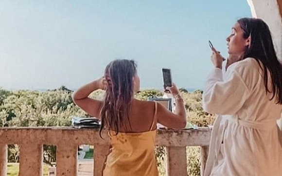 Vợ chồng David Beckham lại bị chỉ trích vì để con gái mặc đồ không phù hợp độ tuổi