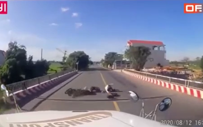 Clip 2 thanh niên phóng xe tốc độ cao tông phải người phụ nữ đi xe đạp, tình huống té ngã sau đó khiến dân mạng 'thót tim'