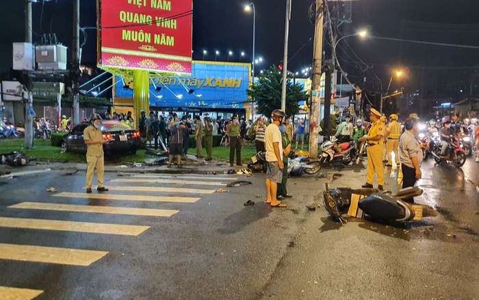 Nóng: Ô tô tông vào dòng người đang dừng đèn đỏ ở TP.HCM khiến nhiều người bị thương nặng