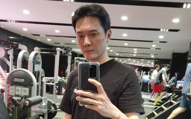 Phùng Thiệu Phong đáp trả dư luận sau khi lộ ảnh 'bụng phệ', già nua