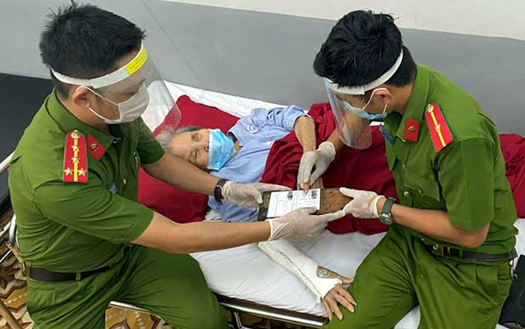 Giúp bà cụ 91 tuổi neo đơn làm giấy chứng minh nhân dân ngay tại giường bệnh