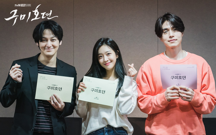 Jo Bo Ah rạng rỡ bên 'anh em hồ ly' Lee Dong Wook và Kim Bum tại buổi đọc kịch bản