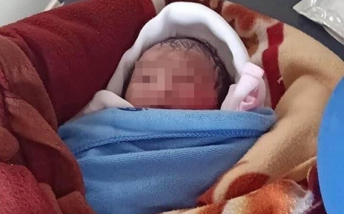 Bé gái sơ sinh bị bỏ rơi ngoài thửa ruộng trong cái nóng gần 40 độ C đã qua đời