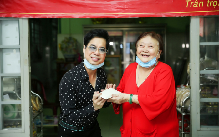 Bị hủy hàng loạt show diễn vì Covid-19, danh ca Ngọc Sơn vẫn chi hàng trăm triệu đồng để làm từ thiện