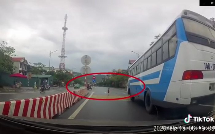 Khoảnh khắc bé trai 3 tuổi chạy sang đường bất chấp xe lớn khiến cánh tài xế hết hồn