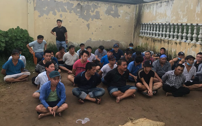 Phá trường gà 'khủng' ven Sài Gòn giữa mùa dịch COVID-19
