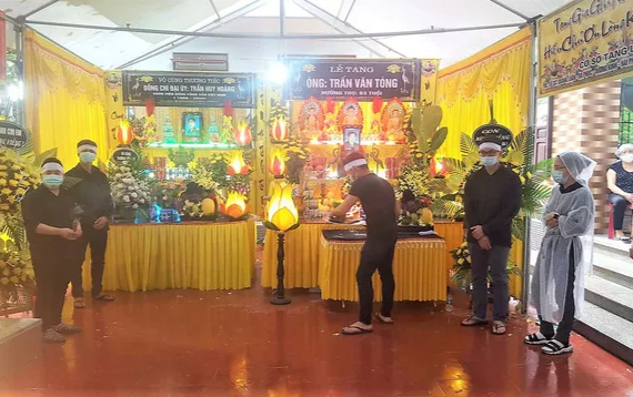 Đang dựng rạp đám cưới, hai bố con chú rể bị điện giật tử vong thương tâm