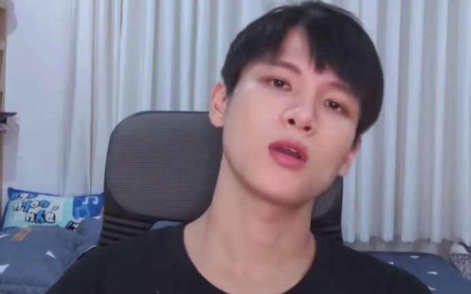 Ngẫu hứng sáng tác về Covid-19, Phạm Đình Thái Ngân lại khiến fangirl 'ôm tim' vì gương mặt điển trai không chừa góc nào