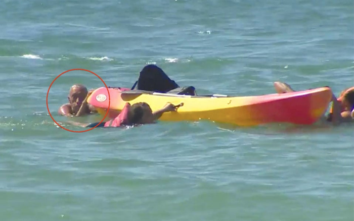 Khoảnh khắc Tổng thống Bồ Đào Nha 72 tuổi lao mình xuống biển cứu người không chút do dự