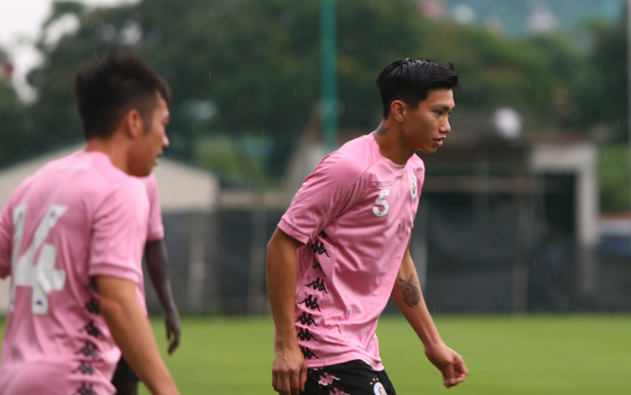 HLV Chu Đình Nghiêm: Văn Hậu chủ động xin tập sớm cùng Hà Nội FC