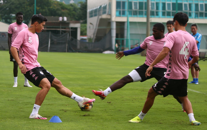 Văn Hậu gây ấn tượng với thể hình vạm vỡ trong buổi tập của Hà Nội FC