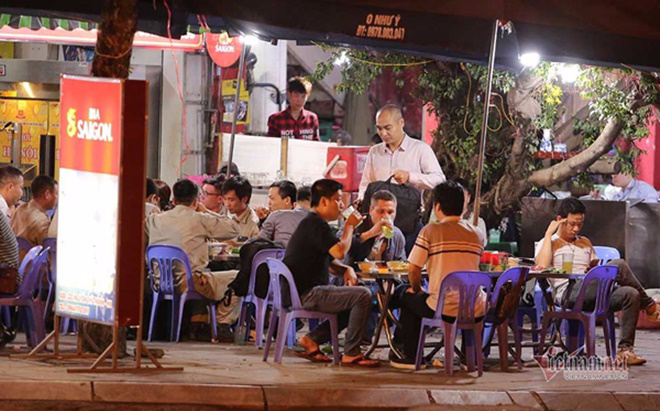 Nhà hàng, quán bia hơi, cà phê ở Hà Nội phải thực hiện giãn cách kể từ 0h ngày 19/8