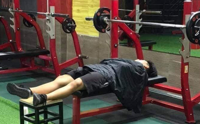 Sự thật về bức ảnh anh chồng 'ngủ quên' trong phòng tập gym gây xôn xao cộng đồng mạng