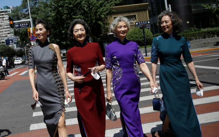 Bộ tứ cụ bà diện đồ sườn xám catwalk giữa đường phố Bắc Kinh gây bão mạng xã hội