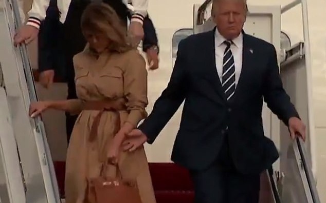 Bà Melania liên tục gạt tay chồng