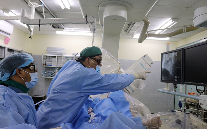 Bác sĩ tham gia chống dịch COVID-19 không thể về lúc cha bị nhồi máu cơ tim, đồng nghiệp kịp thời cấp cứu