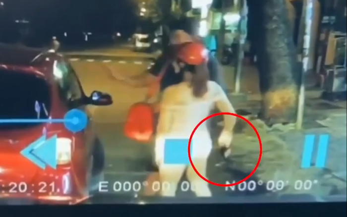 Clip: Cô gái trẻ tiếp cận 2 khách nước ngoài rồi thực hiện hành vi trộm cắp trong tích tắc