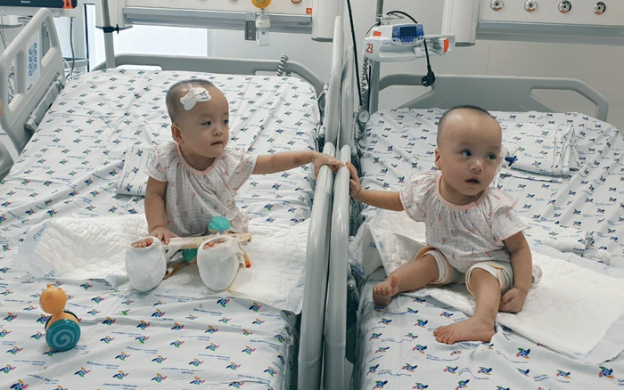 Trúc Nhi - Diệu Nhi lần đầu tiên được chạm tay nhau sau 1 tháng phẫu thuật tách dính