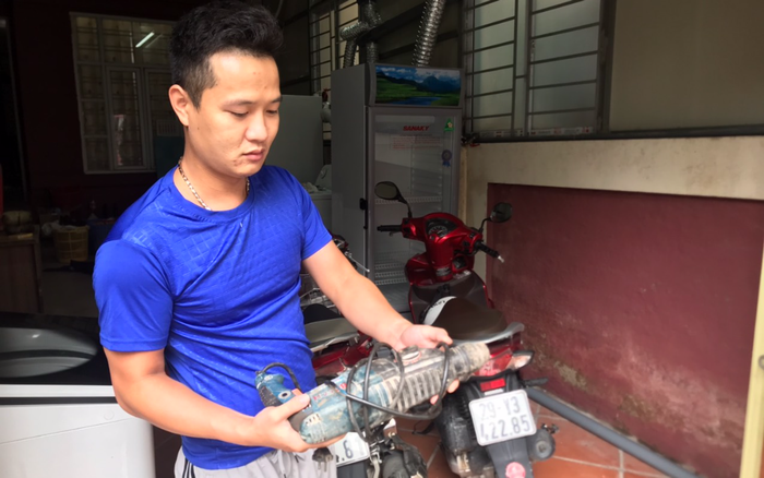 Người dân kể lại giải cứu bé trai sơ sinh nặng 2,2kg bị bỏ rơi trong khe tường: 'Lúc khoan phá tường cháu bé vẫy tay lên khóc'