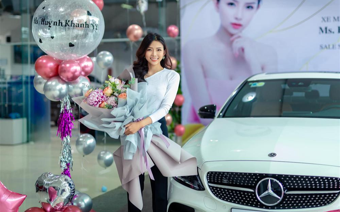 Bạn gái hotgirl hạnh phúc khoe được Phan Mạnh Quỳnh tặng xe tiền tỷ