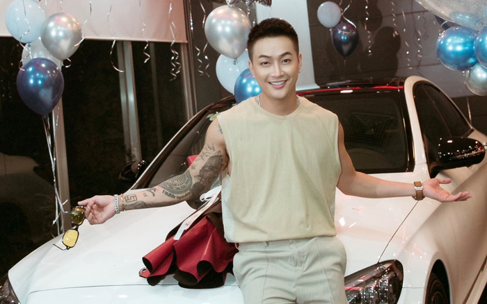 Mặc kệ ồn ào tình ái với Nhật Kim Anh, TiTi 'đập hộp' xe sang giá gần 2 tỷ đồng