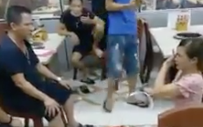 Chủ quán nướng bắt cô gái xin lỗi vì dám 'bóc phốt' đồ ăn có sán: 'Không ai bắt mà cô ấy tự quỳ, bảo nghe kẻ xấu định phá uy tín quán tôi'