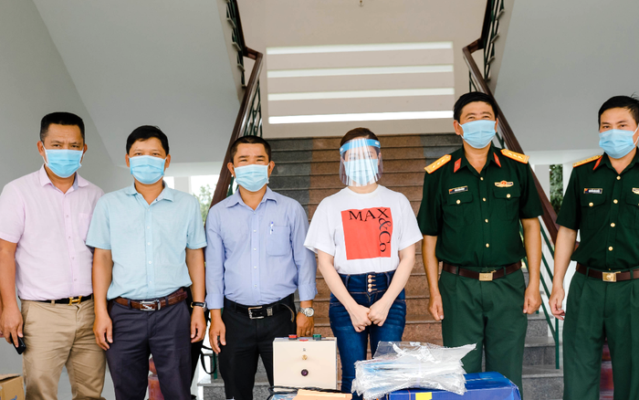 Gia đình Thanh Thuý - Đức Thịnh mang nước sạch đến người dân đang bị cách ly