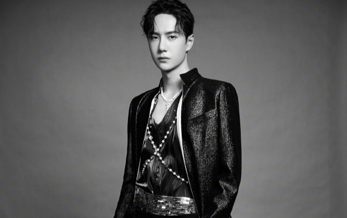 Chưa thoát khỏi sự ấn tượng trong màn nhảy krump đỉnh, fan bắt đầu để ý đến tạo hình lấp lánh của Vương Nhất Bác